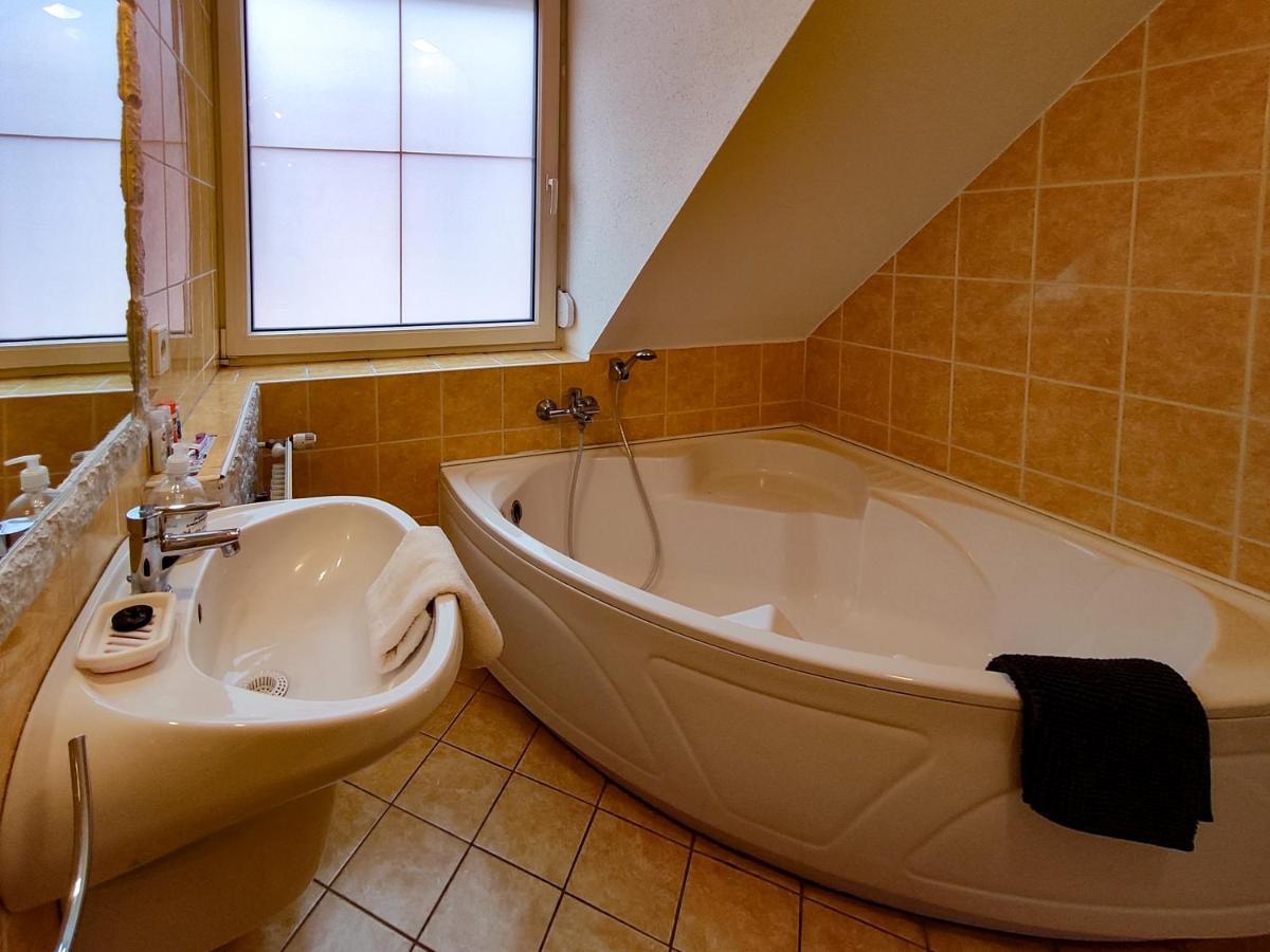 Afrodite Apartmanhaz Эгер Экстерьер фото